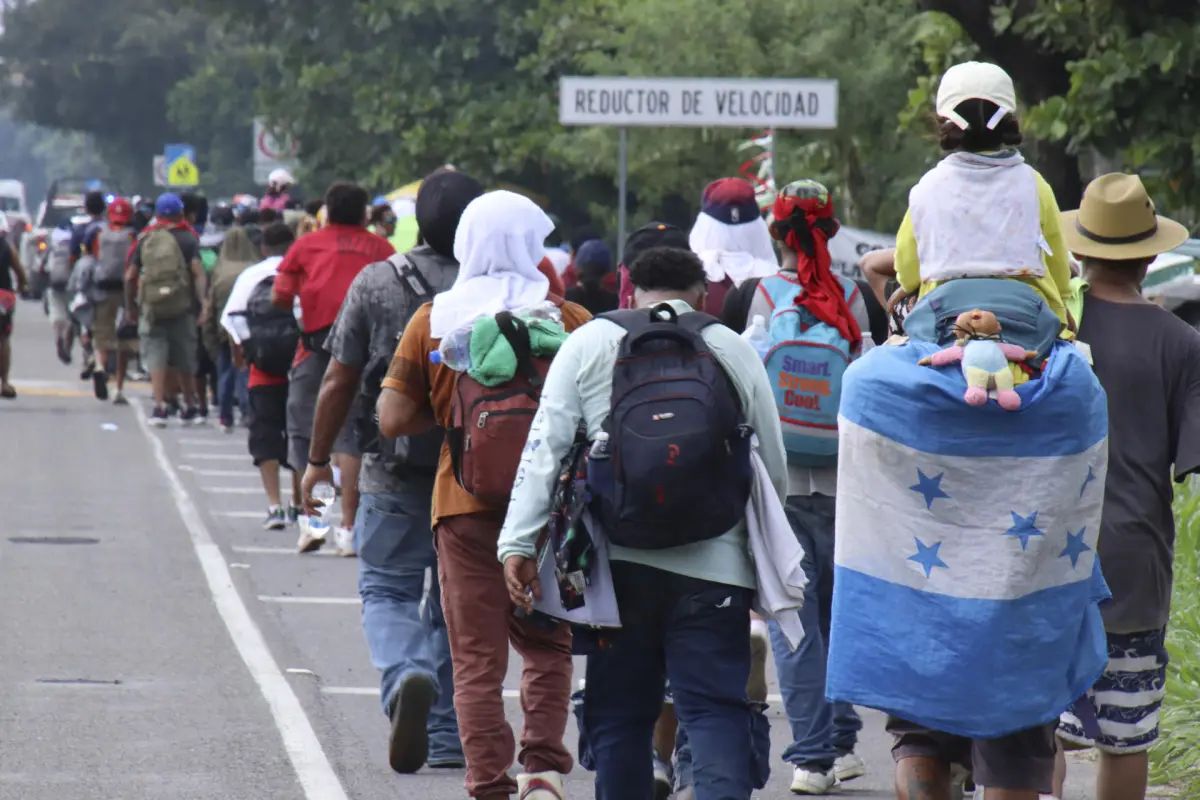 Caravana migrante integrada principalmente por hondureños llega a Tapachula tras más de 12 horas de caminata