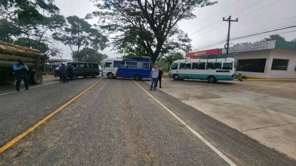 Transportistas mantienen tomadas vías en Yoro en protesta por el alza de combustibles