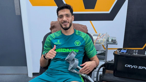 Raúl Jiménez inicia su rehabilitación tras cirugía de rodilla y trabaja para regresar a las canchas
