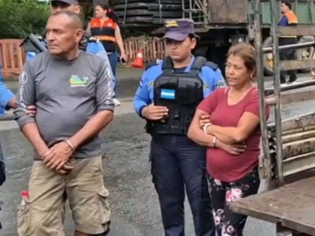 Capturan a pareja que transportaba 30 paquetes de supuesta marihuana en Atlántida