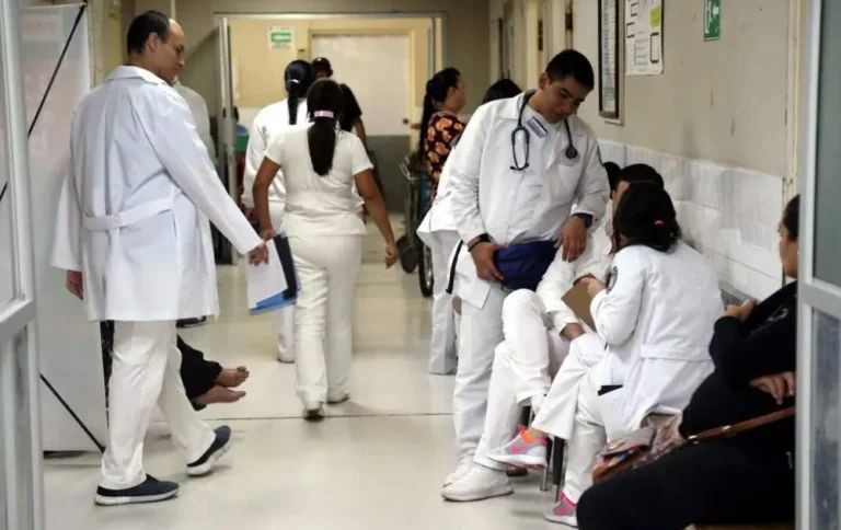 Colegio Médico presenta amparo contra ley económica por despidos en instituciones del Estado