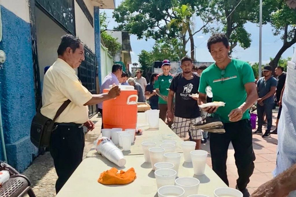 Iglesia evangélica reparte 400 platos de comida a migrantes hondureños en Chiapas