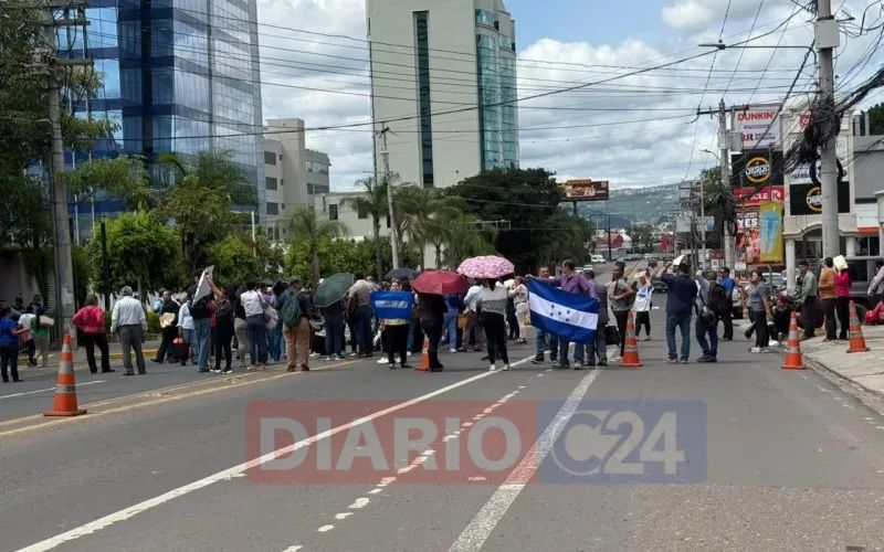 Bases nacionalistas exigen empleo frente a Casa Presidencial: “Ya viene Navidad y muchas familias no tienen una oportunidad”