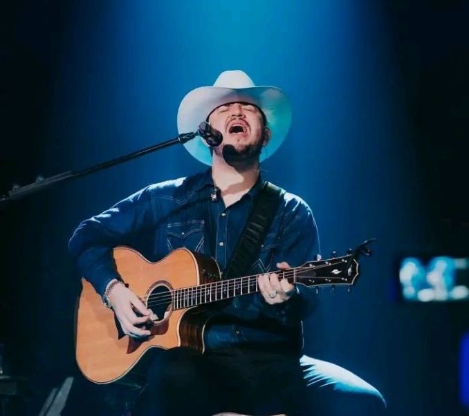 Edén Muñoz hace historia en la música mexicana al recibir su Sebastiana número 17 en los Premios Éxito SACM