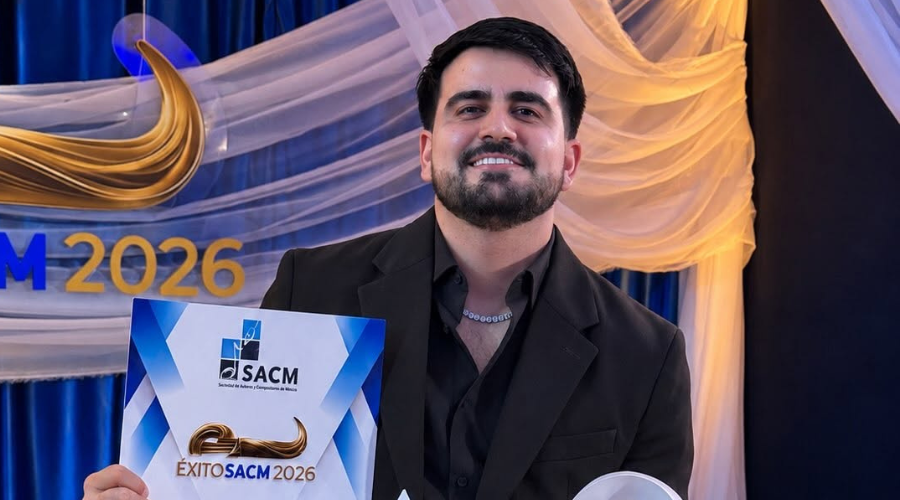 Luis Mexía recibe premio de la SACM por el éxito de “No Capea”